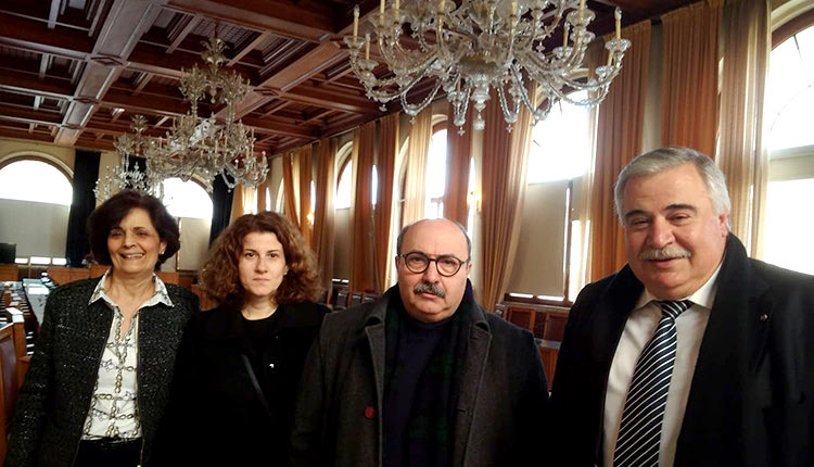 Από αριστερά η υπεύθυνη των πολεοδομικών μελετών της Πολεοδομίας κ. Μ. Χατζάκη, η επιβλέπουσα της πολεοδομικής μελέτης Μαρία Καμπιτάκη, ο διευθυντής της Πολεοδομίας Γ. Φουρναράκης και ο αντιδήμαρχος Γ. Καραντινός.