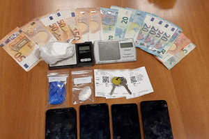 εμπορία ναρκωτικών, βρέθηκαν και μετά από έρευνα βρέθηκαν 55,7 γραμμάρια κοκαΐνης σε μορφή βράχου