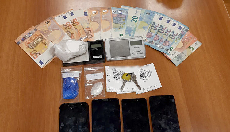 εμπορία ναρκωτικών, βρέθηκαν και μετά από έρευνα βρέθηκαν 55,7 γραμμάρια κοκαΐνης σε μορφή βράχου