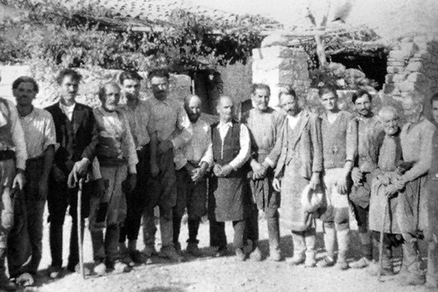 Η φωτογραφία της ημέρας: Κατοχική εικόνα με κατοίκους των Γκαγκάλων
