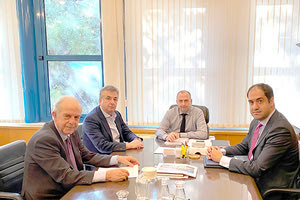 ο Περιφερειάρχης Κρήτης κ. Στ. Αρναουτάκης και ο Δήμαρχος Ηρακλείου κ. Β.Λαμπρινός, από τον Υφυπουργό Υποδομών και Μεταφορών Γιάννη Κεφαλογιάννη