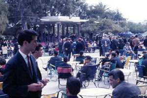 Η φωτογραφία της ημέρας: Στην πλατεία Ελευθερίας του Ηρακλείου, οι άλλοτε “καρέκλες”