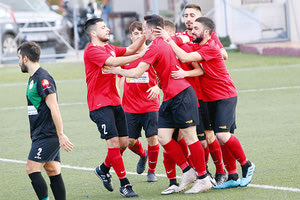 Οι παίκτες της Μινωϊκής πανηγυρίζουν το γκολ του Κλίνη με τον ΟΦΑ