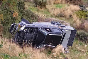 τροχαίο με αυτοκίνητο που έπεσε σε γκρεμό στη Μεσσαρά