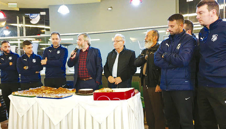 Ο πρόεδρος του Ερασιτέχνη ΟΦΗ κ. Δανδάλης με συνεργάτες και προπονητές στην κοπή της πίτας