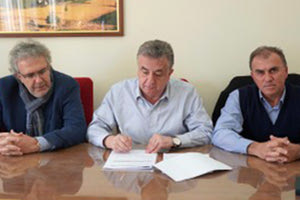 ο περιφερειάρχης Κρήτης Σταύρος Αρναουτάκης υπέγραψε σήμερα δύο σημαντικά έργα διαχείρισης στερεών και υγρών αποβλήτων στους Δήμους Σητείας και Ιεράπετρας