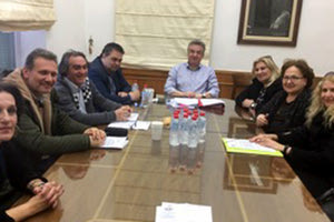 ο περιφερειάρχης Κρήτης Σταύρος Αρναουτάκης στη συνάντηση του με εκπροσώπους των Προεδρείων των εργαζομένων των ΚΔΑΠ και της Δημοτικής Κοινωφελούς Επιχείρησης Ηρακλείου