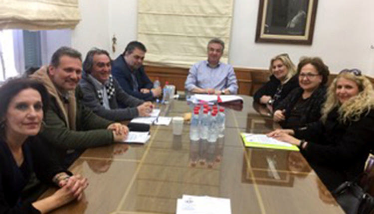ο περιφερειάρχης Κρήτης Σταύρος Αρναουτάκης στη συνάντηση του με εκπροσώπους των Προεδρείων των εργαζομένων των ΚΔΑΠ και της Δημοτικής Κοινωφελούς Επιχείρησης Ηρακλείου