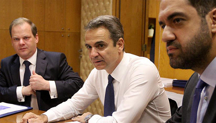 Ο π υφυπουργός Γιάννης Κεφαλογιάννης, και ο κ. Κ. Καραμανλής με τον Κ. Μητσοτάκη στην Κρήτη.