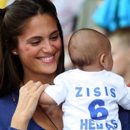 η σύζυγός του Νίκου Ζήση με τον τέταρτο (!) γιο της οικογένειας