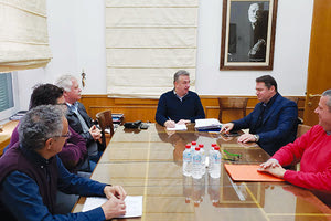 ς ο περιφερειάρχης Κρήτης Σταύρος Αρναουτάκης παρουσία του δημάρχου Χερσονήσου Γιάννη Σέγκου για το έργο «Εγκατάσταση επεξεργασίας λυμάτων οικισμών Καρτερού και Κ. Χάνι-Βαθειανού Κάμπου»