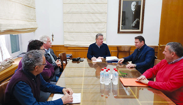 ς ο περιφερειάρχης Κρήτης Σταύρος Αρναουτάκης παρουσία του δημάρχου Χερσονήσου Γιάννη Σέγκου για το έργο «Εγκατάσταση επεξεργασίας λυμάτων οικισμών Καρτερού και Κ. Χάνι-Βαθειανού Κάμπου»