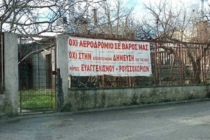 διαμαρτυρία τους εξέφρασαν κάτοικοι της ευρύτερης περιοχής του Καστελλίου προς τον πρωθυπουργό κ. Κ.Μητσοτάκη με αφορμή την κάθοδό του για την τελετή εγκαινίων του νέου αεροδρομίου.