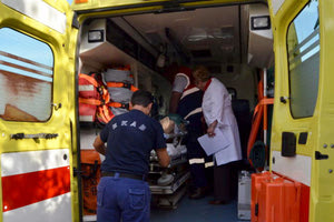 Ο διασώστης του ΕΚΑΒ μεταφέρθηκε από τους συναδέλφους του στο νοσοκομείο