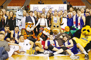 Ο Νίκος Τούλης με τις ομάδες των All Time Stars και Rising Stars