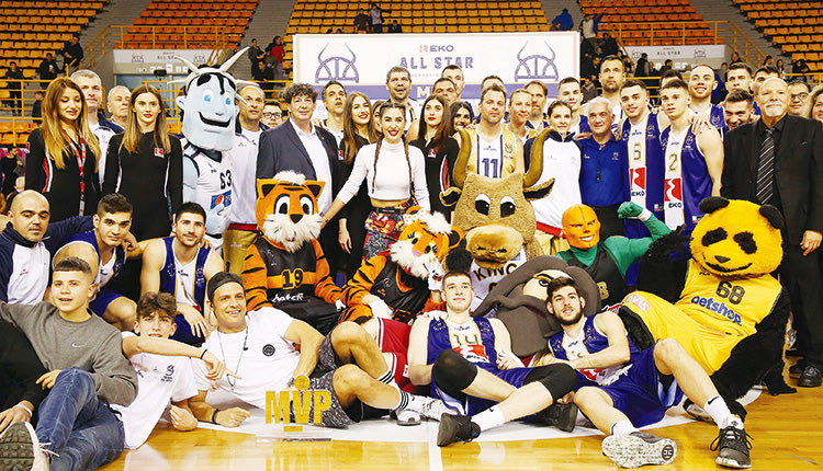 Ο Νίκος Τούλης με τις ομάδες των All Time Stars και Rising Stars
