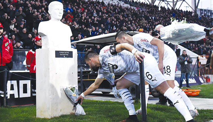 Οι παίκτες του ΟΦΗ άφησαν λουλούδια στη μνήμη του αδικοχαμένου Κατσούρη