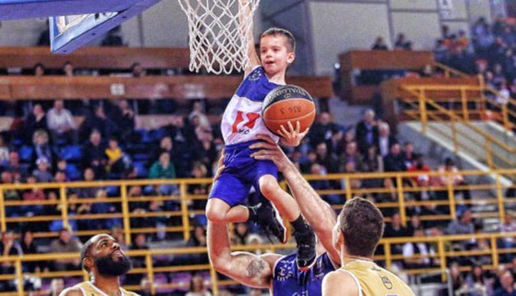 ο μικρός γιος του Νικ Καλάθη σκόραρε  με τη βοήθεια του Βασίλη Καββαδά.