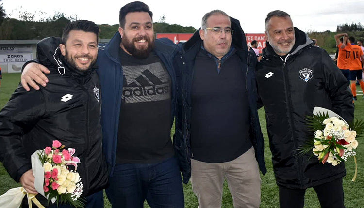 Πριν από τη σέντρα στο ντέρμπι του Μαλεβιζίου, ανάμεσα στον Αλμυρό και τη Δαμάστα ο πρόεδρος του Αλμυρού κ. Βίστης με τον γενικό αρχηγό κ. Γκαβόπουλο, τίμησαν τον προπονητή της Δαμάστας Γιάννη Χατζησεβαστό και τον συνεργάτη του Κώστα Αργέντη. 