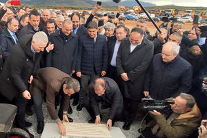 η φωτογραφία της θεμελίωσης του νέου αεροδρομίου