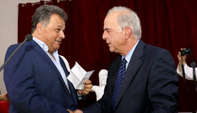 Ο δημάρχος Β. Λαμπρινός με τον επικεφαλής της ελάσσονος αντιπολίτευσης Ηλία Λυγερό