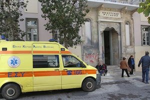 46χρονος διασώστης του ΕΚΑΒ ξυλοκοπήθηκε ανηλεώς από δύο νεαρούς μποξέρ επειδή τους… ζήτησε τον λόγο για τον σπασμένο καθρέφτη του αυτοκινήτου του