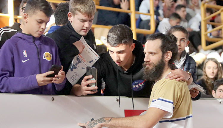 Οι φίλαθλοι θαύμασαν τα αστέρια της Α1 στο All Star Game όπως τον Χάρη Γιαννόπουλο που διακρίνεται στη φωτογραφία
