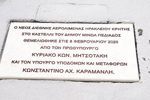 H μαρμάρινη πλάκα στο Καστέλλι με τα ονόματα Μητσοτάκη, Καραμανλή