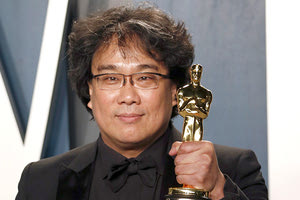 Ο μεγάλος νικητής της βραδιάς Μπονγκ Τζουν-Χο που σκηνοθέτησε τα “Παράσιτα”