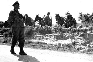 Η φωτογραφία της ημέρας: Γερμανός αξιωματικός και στρατιώτες με τα υποζύγιά τους στην κατοχική Κρήτη.