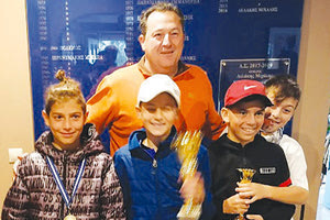 Ο κ. Μπόγρης με αθλητές του “Ηράκλειο” ΟΑΑ στις απονομές μετα το το 1ο Παγκρήτιο Πρωτάθλημα Τένις Κατηγορίας Ε3