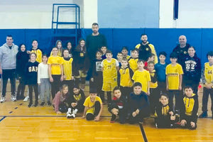 Ο Γλυνιαδάκης με αθλητές και παράγοντες της ακαδημίας μπάσκετ του Εργοτέλη