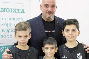 Ο κ. Σφακιανάκης του ΟΦΗ με τους τυχερούς αθλητές της Ακαδημίας