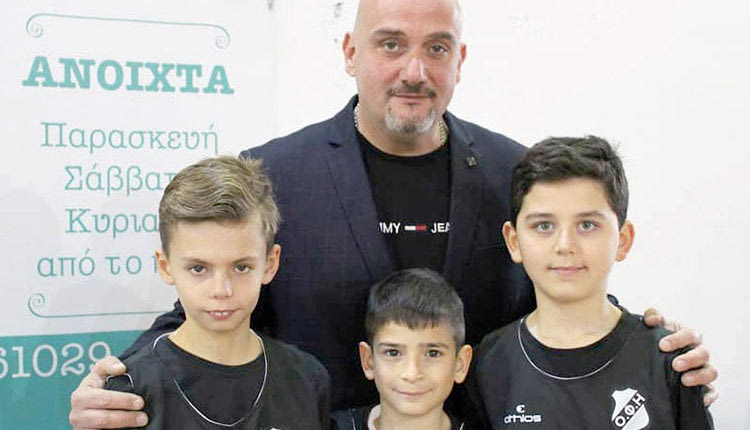 Ο κ. Σφακιανάκης του ΟΦΗ με τους τυχερούς αθλητές της Ακαδημίας