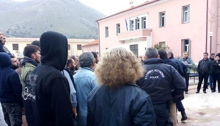 «Πολιόρκησαν» τα δικαστήρια Νεάπολης συγγενείς και φίλοι της οικογένειας των θυμάτων της αιματοχυσίας στις Κουρούνες