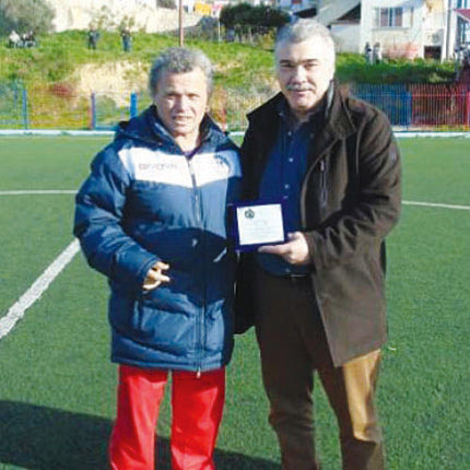 ο ΠΟΑ βράβευσε την «σημαία» της ομάδας των Καλεσών, Δημήτρη Λυδάκη, για την εν γένει προσφορά του στο ηρακλειώτικο ποδόσφαιρο