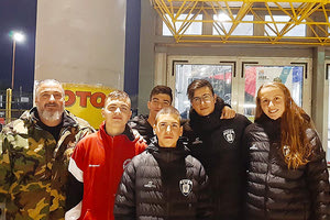 Αθλητές των Δελφινιών με τον προπονητή τους κ. Μηναδάκη