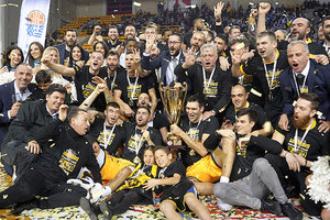 Η ΑΕΚ πανηγυρίζει την κατάκτηση του κυπέλλου μπάσκετ στο Ηράκλειο