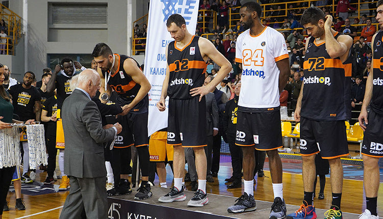 Ο κ. Γκολέμης δίνει τα μετάλλια στον Προμηθέα του κυπέλλου μπάσκετ στο Ηράκλειο