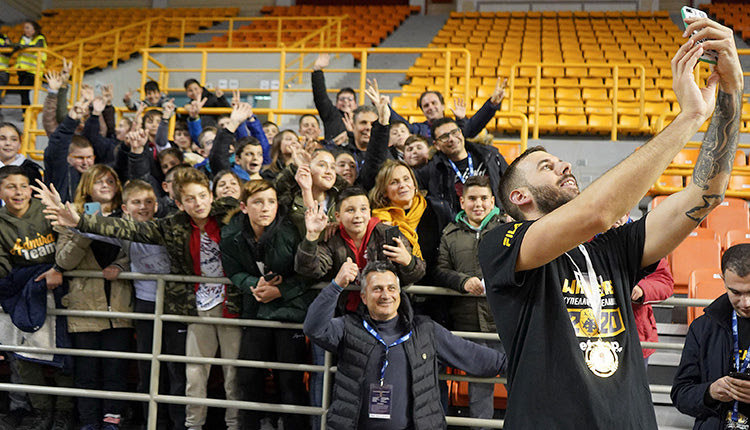 Ο Γιάνκοβιτς βγάζει selfie με τα παιδιά