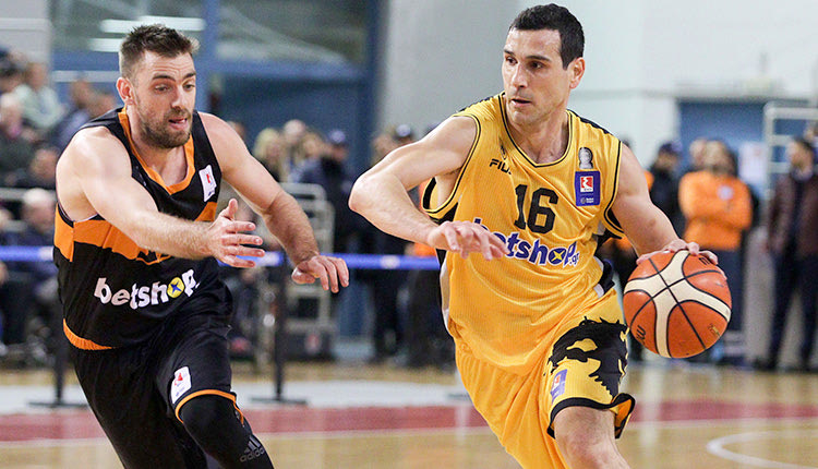 Μάντζαρης και Ζήσης σε φάση απο τον τελικό του κυπέλλου μπάσκετ στο Ηράκλειο