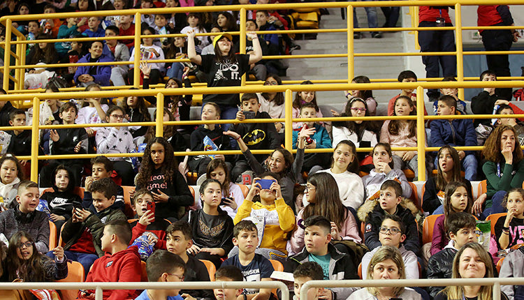 Κόσμος από τον τελικό με τον Γ.Γ της ΕΟΚ κ. Τσαγκρώνη απο τον τελικό του κυπέλλου μπάσκετ στο Ηράκλειο