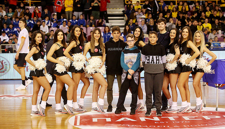 Οι τσιρλίντερς από τον τελικό με τον Γ.Γ της ΕΟΚ κ. Τσαγκρώνη απο τον τελικό του κυπέλλου μπάσκετ στο Ηράκλειο με παιδιά που πήραν μέρος σε διαγωνισμό δώρου