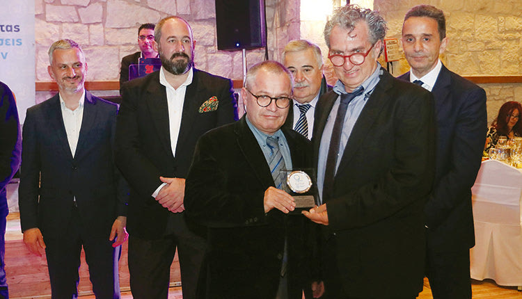 Ο κ. Πασπάτης παίρνει το βραβείο για το Δημοτικό Συμβούλιο