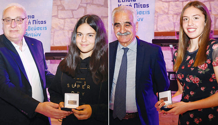   Ο κ. Μπαριτάκης βραβεύει τη Λαμπράκη και δεξιά ο κ. Κουκιαδάκης βραβεύει αθλήτρια