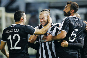 Ο Ζοάο Φιγκεϊρέντο πανηγυρίζει με τοτυς υπόλοιπους