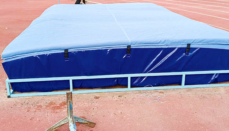 στρώμα στο στάδιο Ελευθερίας για το αγώνισμα άλμα εις ύψος
