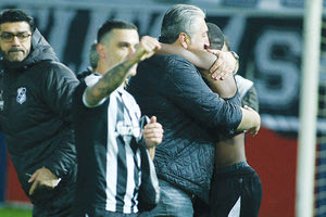 Σαν μικρό παιδί πανηγύρισε ο Μπούσης με τους παίκτες του ΟΦΗ