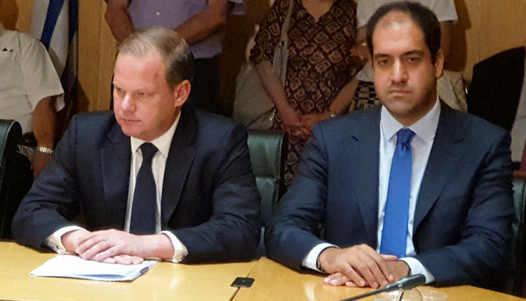 ο υπουργός στο υπουργείο Μεταφορών κος Καραμανλής και ο υφυπουργός κος Κεφαλογιάννης