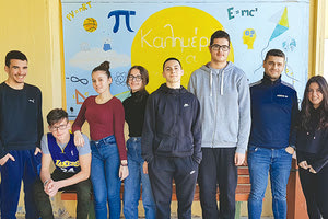 Ο κ. Συγγελάκης με μαθητές του Πειραματικού Λυκείου Ηρακλείου που διακρίθηκαν στον «Πανελλήνιο Διαγωνισμό στη Στατιστική»